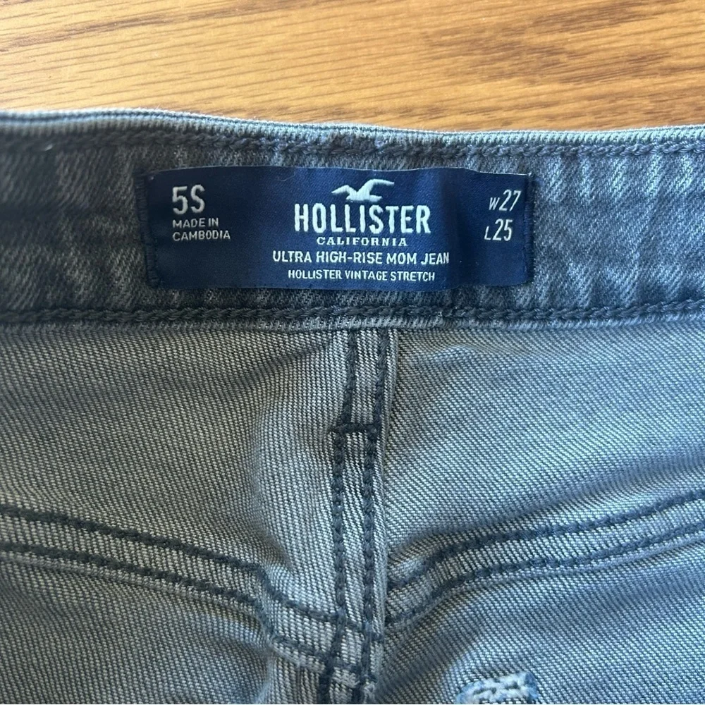 Hollister women’s ultra high-rise Mom Jean Gray Ripped Jeans size 27